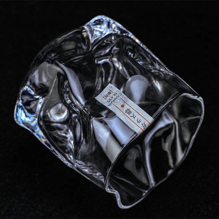 Handblåst japanskt whiskyglas med Edo Kiriko mönster och elegant krökt silhuett. Högkvalitativt.