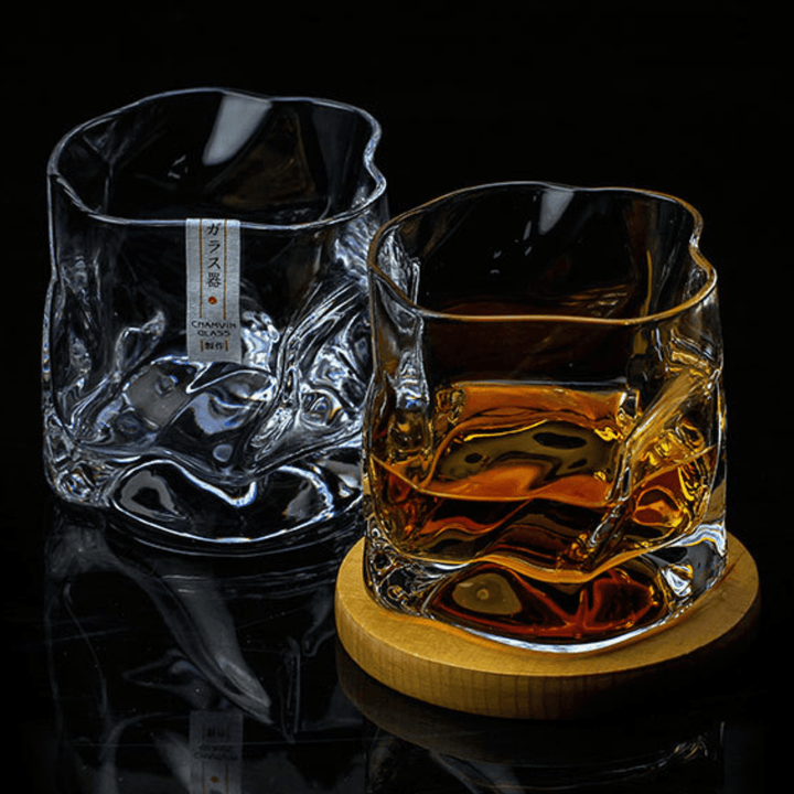 Detaljbild av ett japanskt Edo Kiriko whiskyglas med traditionella snitt och modern krökt form.