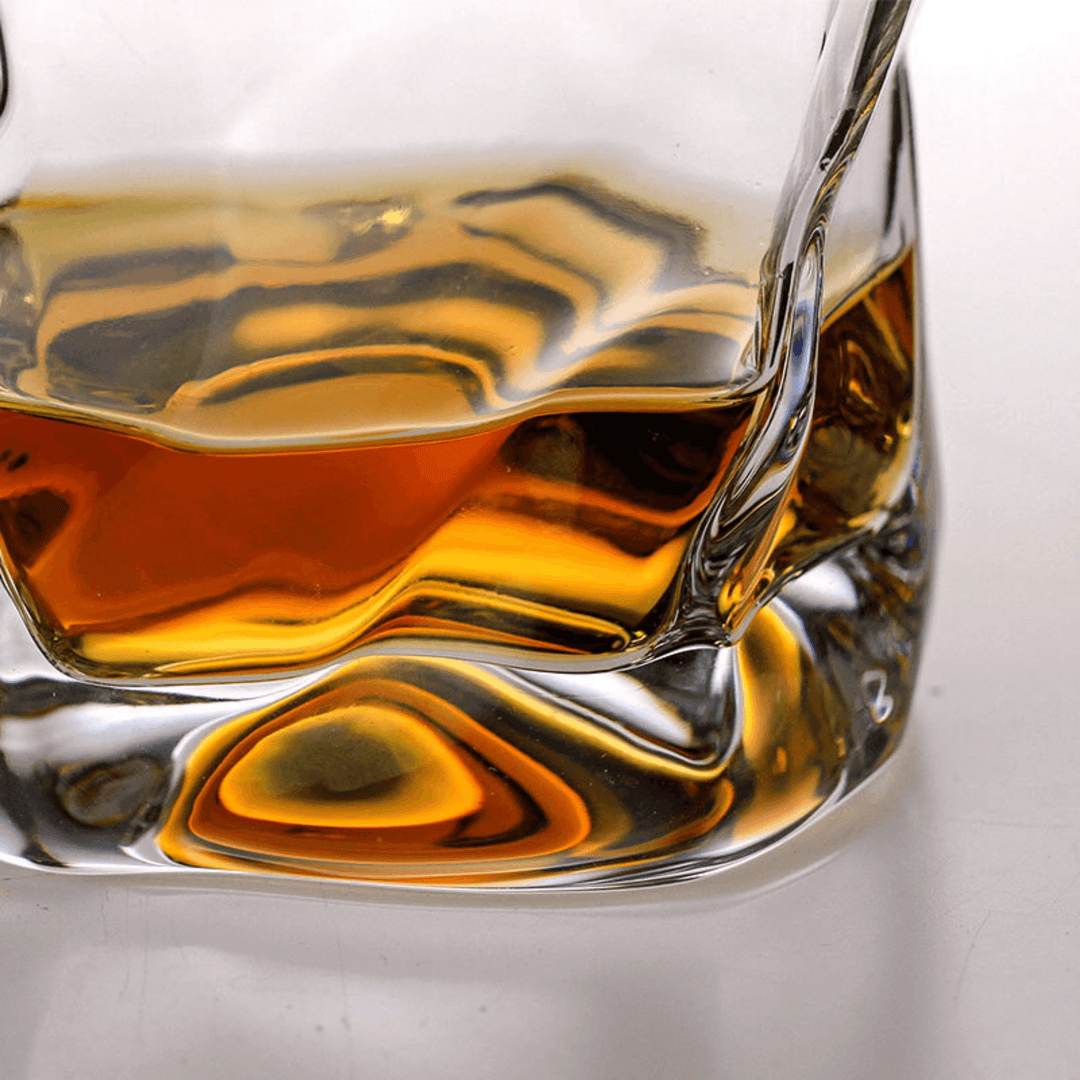 Eleganta Edo Kiriko whiskyglas med distinkt krökt design, ett lyxigt tillskott till din barsamling.