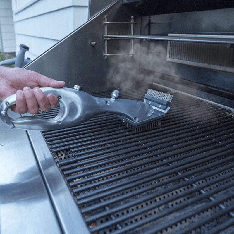 "Effektiv grillborste med ergonomiskt handtag och ångrengöring för ren grill, hållbar i rostfritt stål, köksredskap."