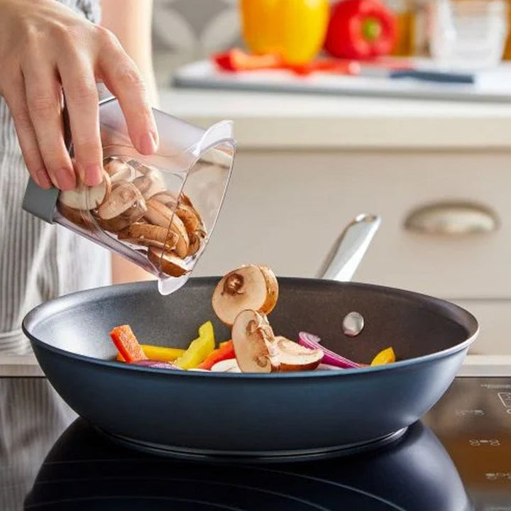 Effektiv hastighetsskivare i kök med robust rostfritt stål och tryckplatta, idealisk för snabb frukt- och grönsaksskivning.