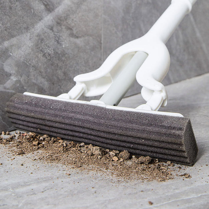 "Effektiv infällbar svampmopp med justerbart handtag, ergonomisk design och hög vattenabsorption för enkel städning."