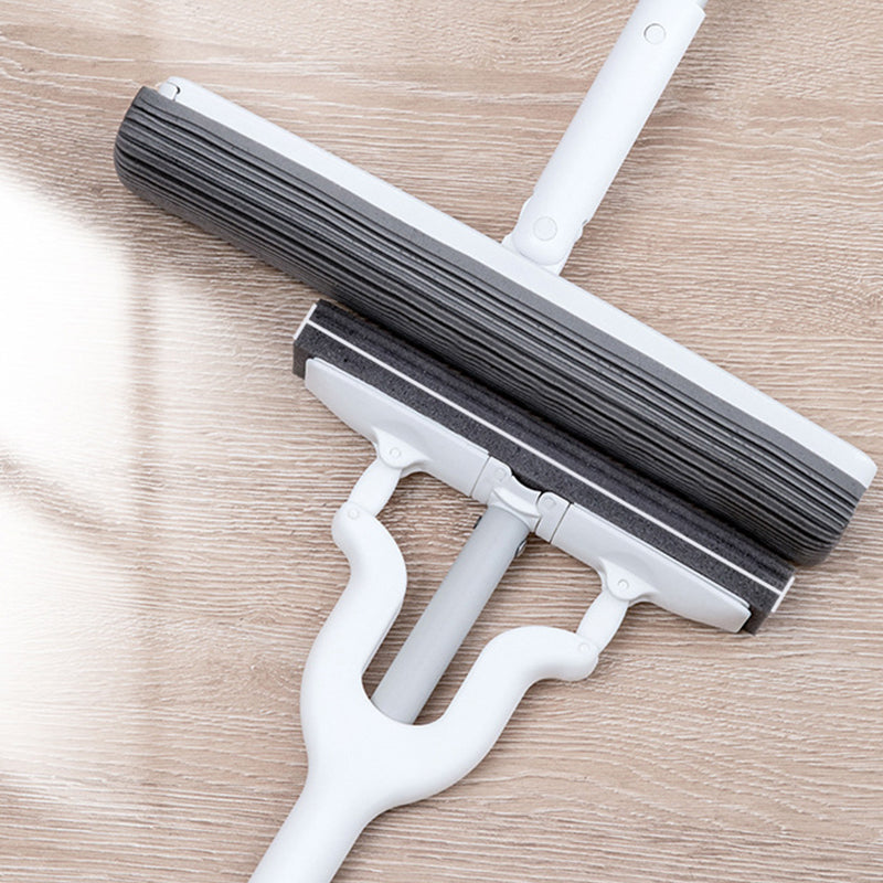 "Effektiv infällbar svampmopp med justerbart handtag, ergonomisk design och hög vattenabsorption för enkel städning."