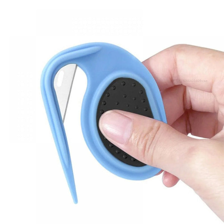 Robust tovkam med ergonomiskt handtag för hundar och katter. Perfekt för daglig grooming och djurvård.