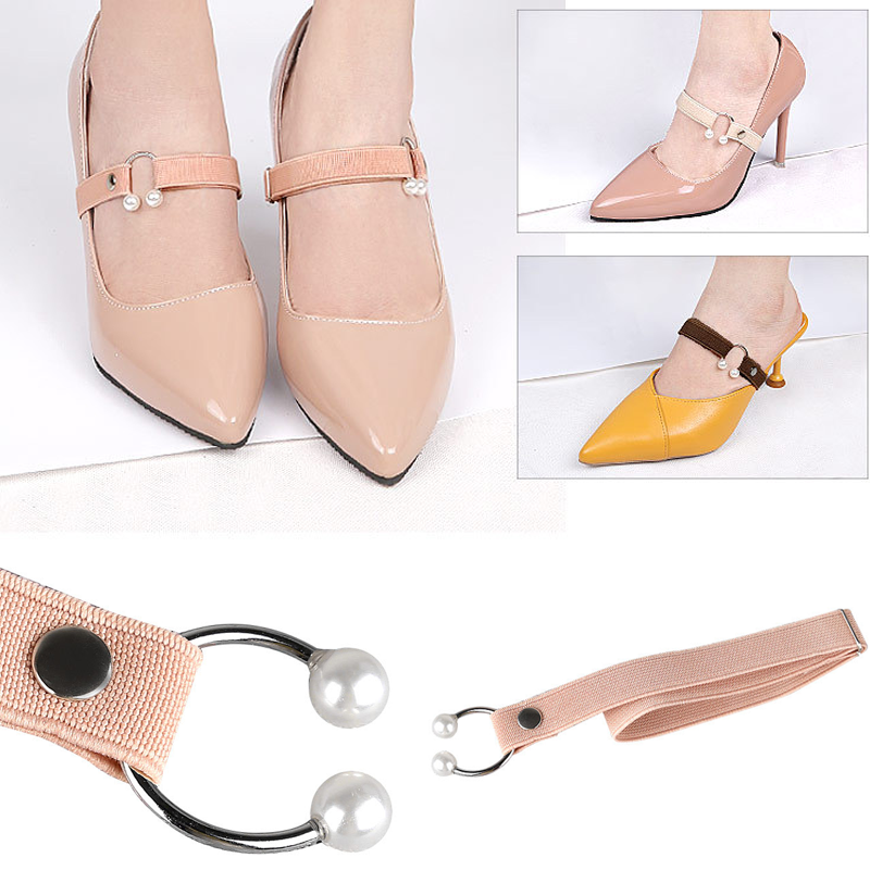"Elastiskt pärlband för klackskor i beige och silver, justerbart med pärlknappslås, unisex accessoar för elegans och stöd."