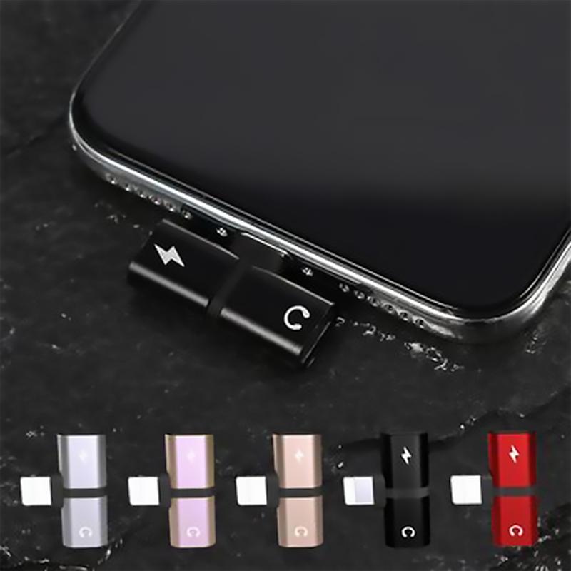 "Elegant 2-i-1 hörlursadapter för iPhone med dubbla portar, kompakt och portabel, för ljud och laddning samtidigt."