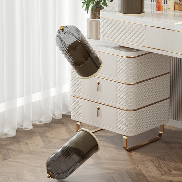 "Elegant 360° roterande makeupborstorganizator i PP+ABS med flera fack för sminkborstar, perfekt för skönhetsordning."
