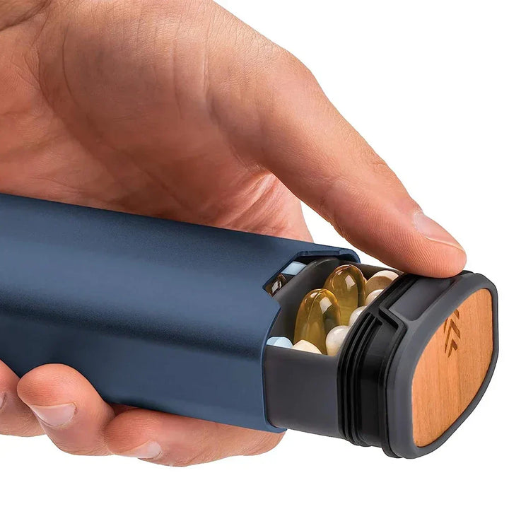 Lyxig 7-dagars pillerdosa för medicinorganisering. Hållbar veckodos i aluminium & trä, en hälsoprodukt.