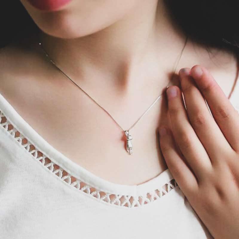 Kvinnligt silverhalsband (925) med glänsande katthänge på länkkedja. Stilrent modesmycke för henne.