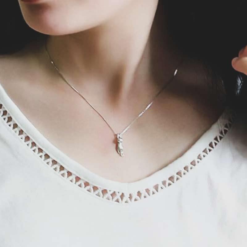 Vackert 925 silverhalsband med sött katthänge, en elegant present för kattälskande kvinnor. Tidlöst smycke.