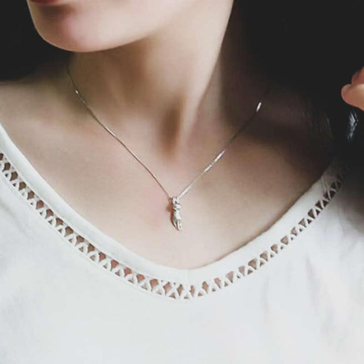 Vackert 925 silverhalsband med sött katthänge, en elegant present för kattälskande kvinnor. Tidlöst smycke.