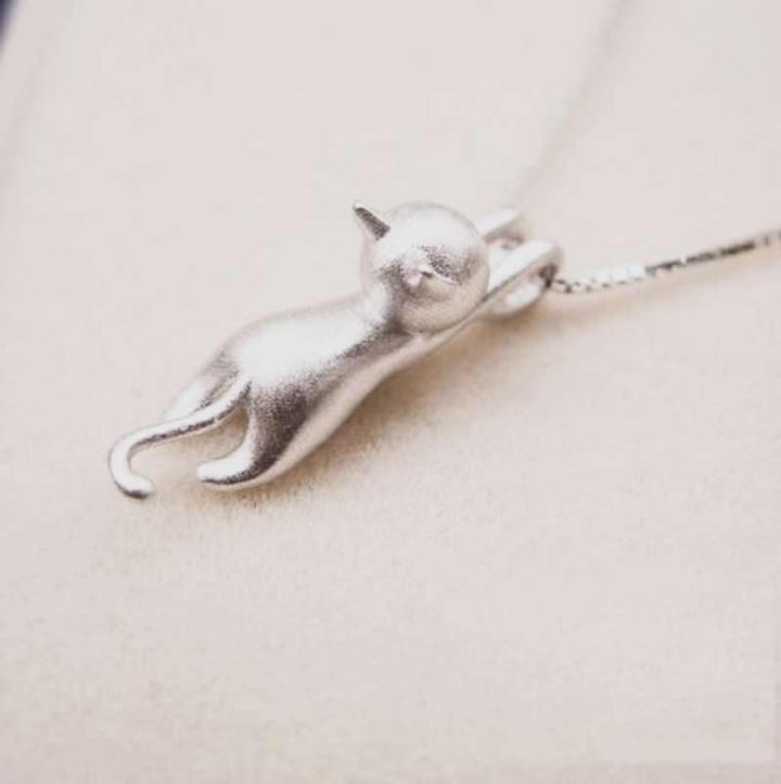 Exklusivt katthalsband i äkta 925 sterling silver med polerat hänge. Chic accessoar för kvinnor.