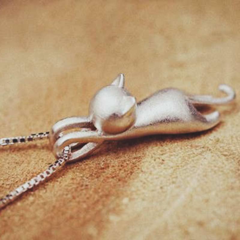 Modernt silverhalsband med kattfigur i 925 silver. Elegant djurmotiv smycke som passar alla tillfällen.