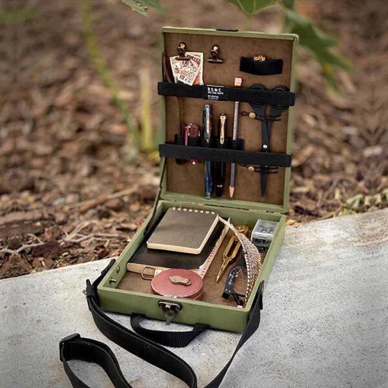 "Elegant A5 Messenger Box i trä, stilren accessoar för författare och konstnärer, perfekt för skrivverktyg och små föremål."