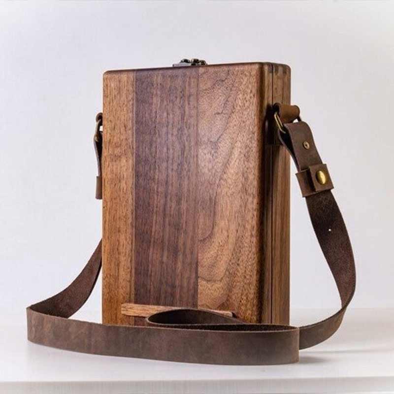 "Elegant A5 Messenger Box i trä, stilren accessoar för författare och konstnärer, perfekt för skrivverktyg och små föremål."