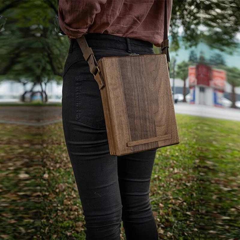 "Elegant A5 Messenger Box i trä, stilren accessoar för författare och konstnärer, perfekt för skrivverktyg och små föremål."