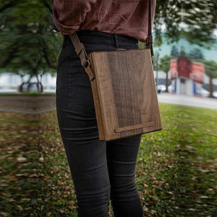 "Elegant A5 Messenger Box i trä, stilren accessoar för författare och konstnärer, perfekt för skrivverktyg och små föremål."