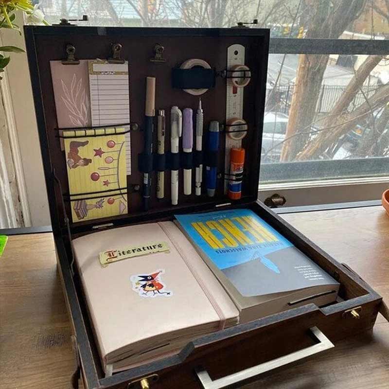 "Elegant A5 Messenger Box i trä, stilren accessoar för författare och konstnärer, perfekt för skrivverktyg och små föremål."