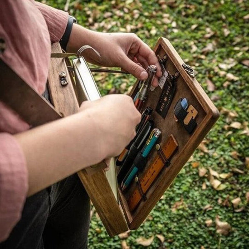 "Elegant A5 Messenger Box i trä, stilren accessoar för författare och konstnärer, perfekt för skrivverktyg och små föremål."