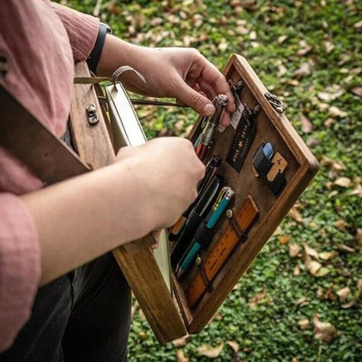 "Elegant A5 Messenger Box i trä, stilren accessoar för författare och konstnärer, perfekt för skrivverktyg och små föremål."