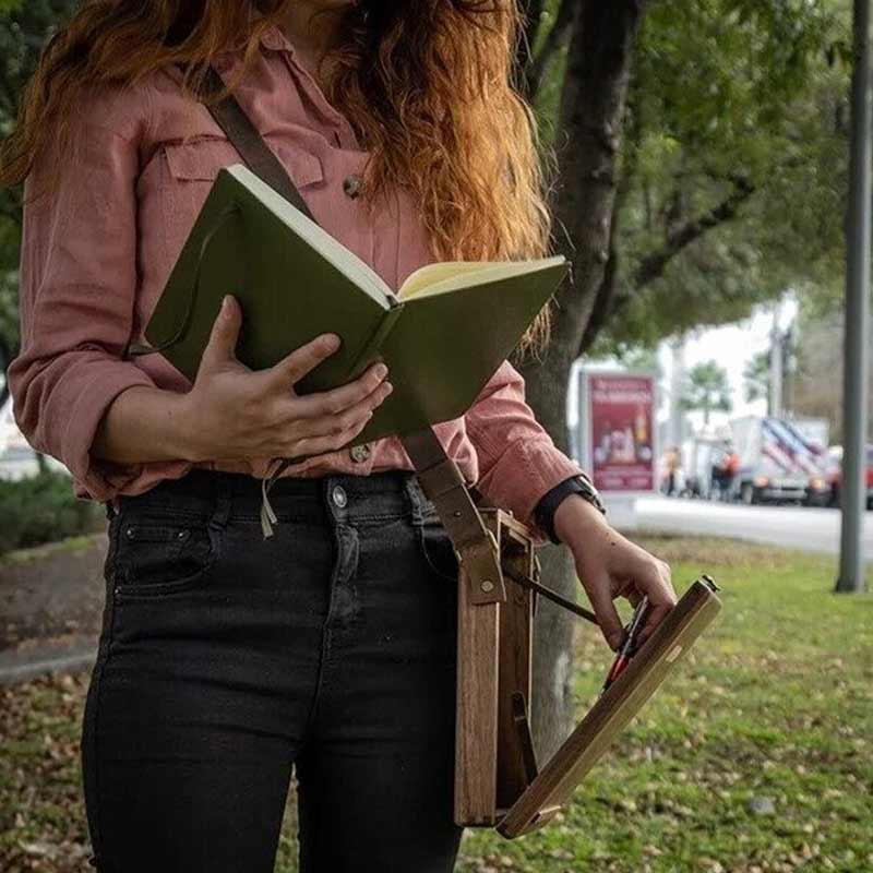 "Elegant A5 Messenger Box i trä, stilren accessoar för författare och konstnärer, perfekt för skrivverktyg och små föremål."