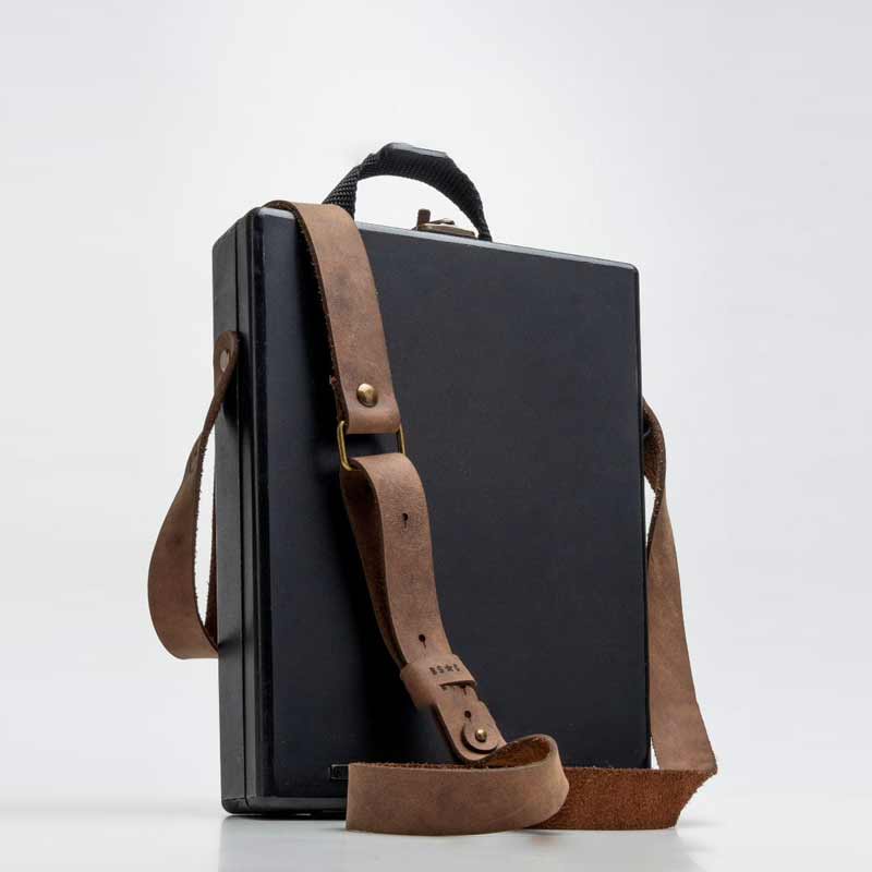 "Elegant A5 Messenger Box i trä, stilren accessoar för författare och konstnärer, perfekt för skrivverktyg och små föremål."
