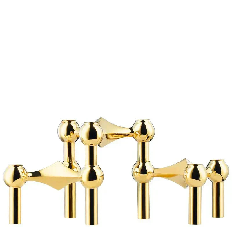Elegant abstrakt ljusställ i metall för modern heminredning. Perfekt dekor i vardagsrum.