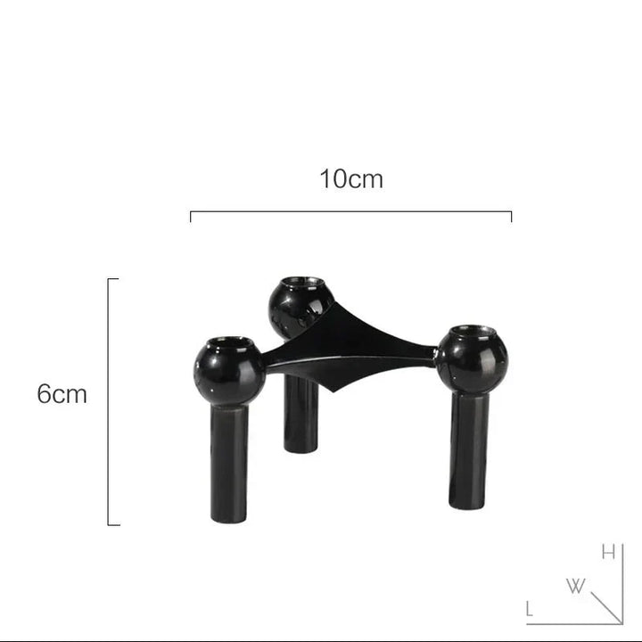 Slående abstrakt ljusställ i metall. Ger en modern och elegant touch till vardagsrummets dekor.