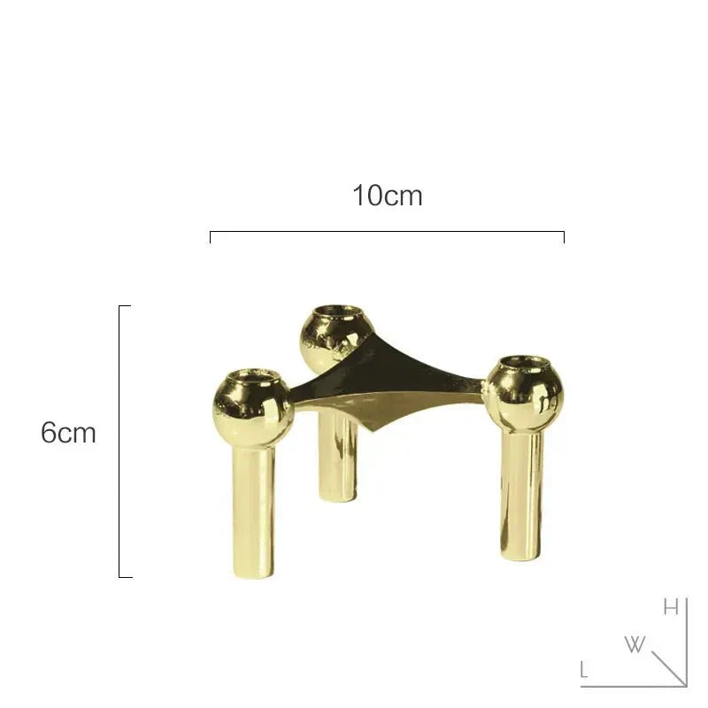 Metall-ljusställ i abstrakt molekylär design. En elegant detalj för modern inredning i guld, silver, svart.