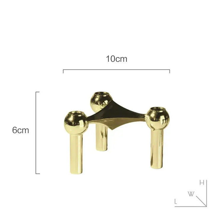 Metall-ljusställ i abstrakt molekylär design. En elegant detalj för modern inredning i guld, silver, svart.