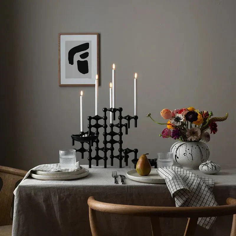 Modernt ljusställ i metall med molekylär design. Finns i guld, silver och svart för snygg inredning.