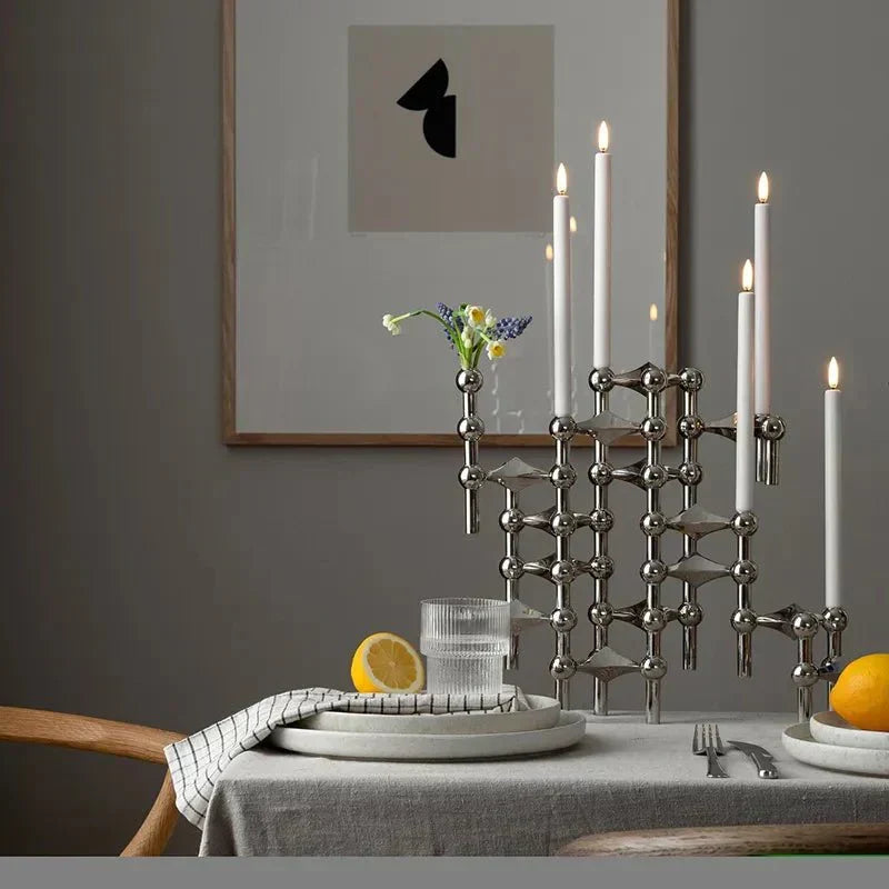 Unikt ljusställ för vardagsrum eller matsal. Abstrakt design i metall ger elegant modern dekor.