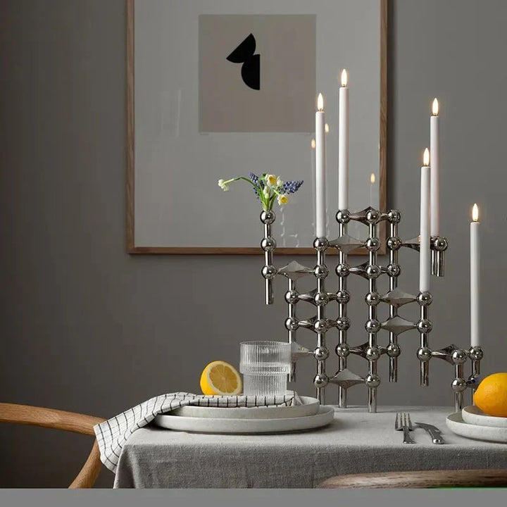 Unikt ljusställ för vardagsrum eller matsal. Abstrakt design i metall ger elegant modern dekor.