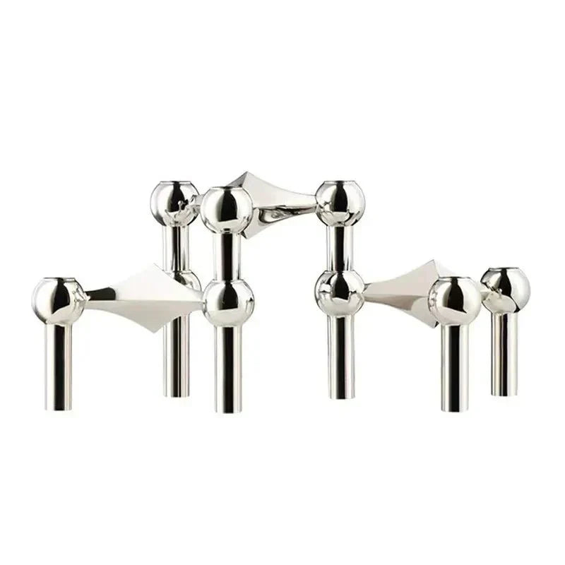 Ljusställ i guld, silver eller svart metall. Abstrakt design, elegant modern inredningsdetalj.