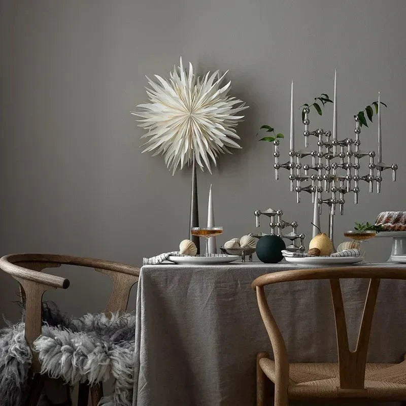 Abstrakt metall-ljusställ med elegant design. Perfekt för modern inredning i vardagsrum och matsal.