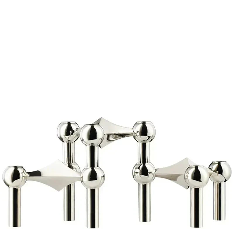 Modernt ljusställ i metall, passar vardagsrum, matsal. Abstrakt design, finns i guld, silver, svart.