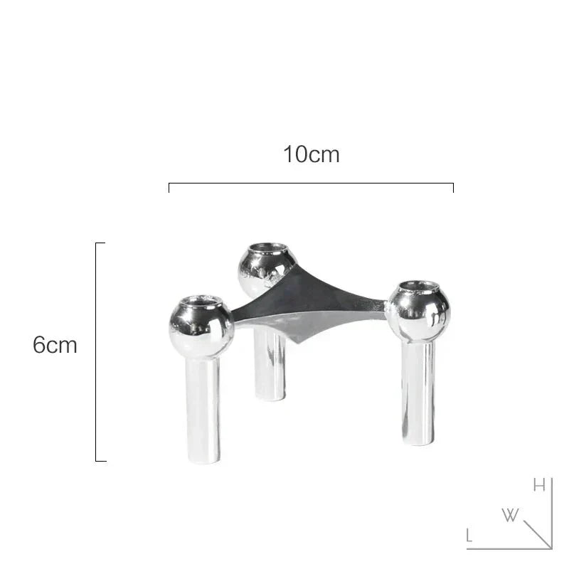 Elegant och modernt ljusställ i metall. Abstrakt molekylär design som vacker inredningsdetalj.
