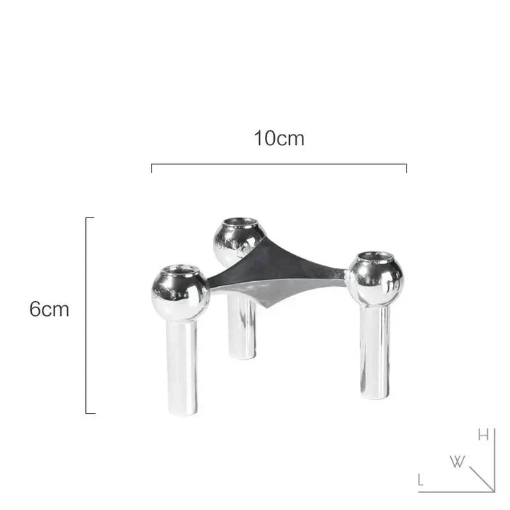 Elegant och modernt ljusställ i metall. Abstrakt molekylär design som vacker inredningsdetalj.