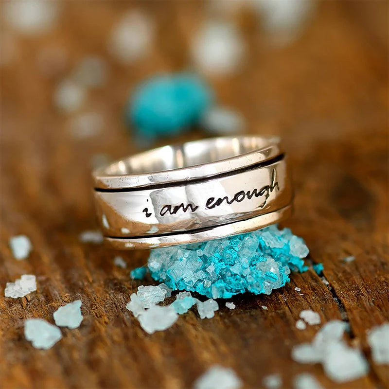 "Elegant ångestring i koppar med 'I Am Enough' text, roterbar design för självkänsla och stresshantering."