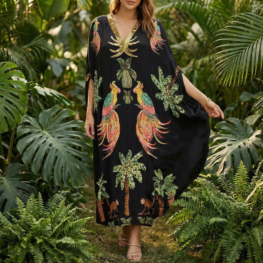 Elegant ankellång kaftan för dam med tropiskt mönster, perfekt som sommar- och strandklänning.