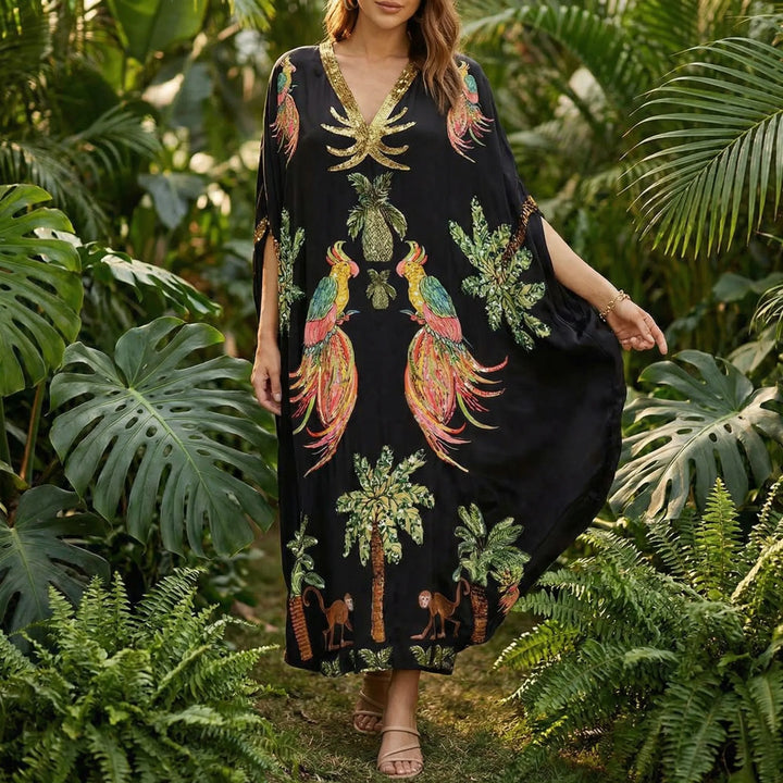 Elegant ankellång kaftan för dam med tropiskt mönster, perfekt som sommar- och strandklänning.