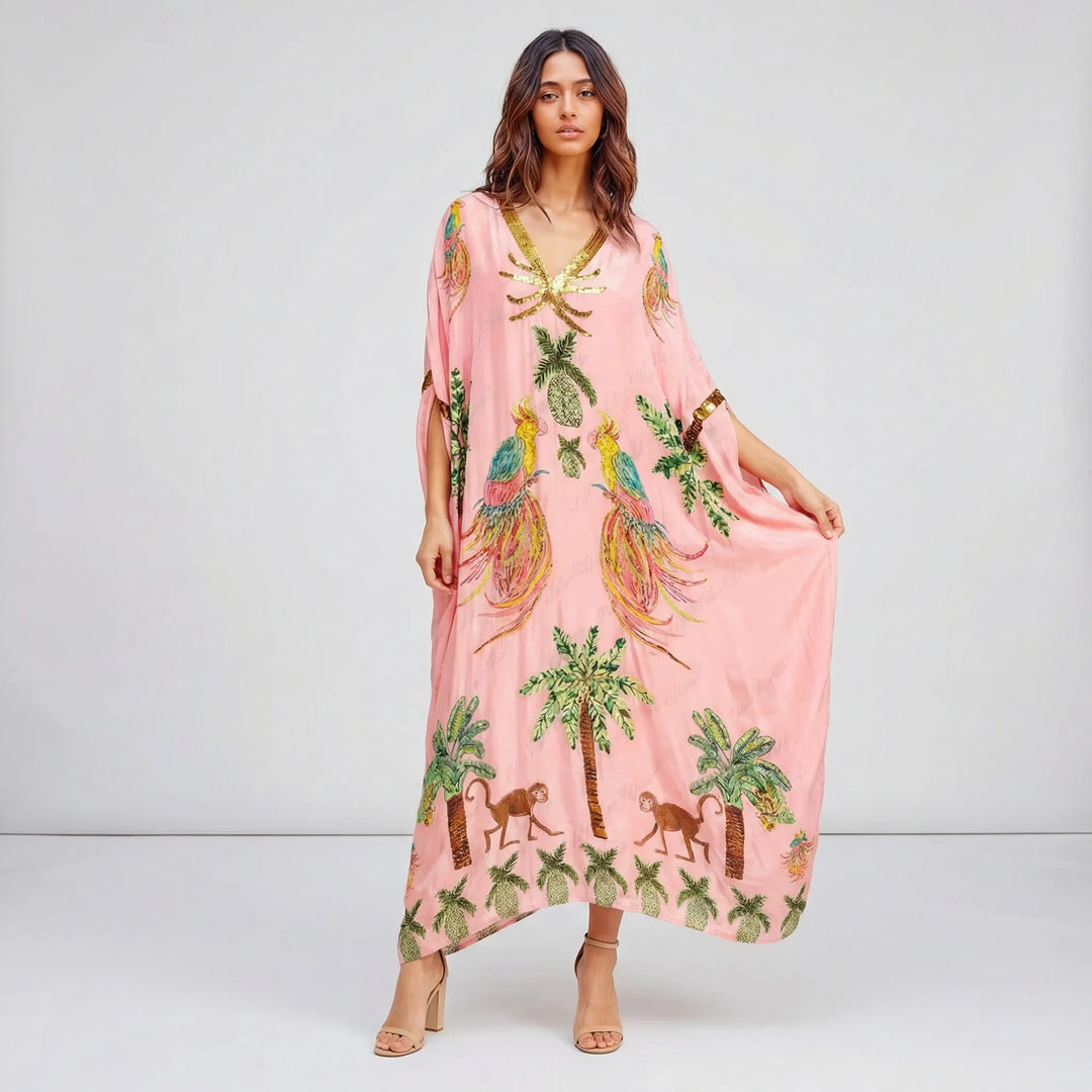 Ankellång damkaftan med livfullt tropiskt mönster. Bekväm lös passform, perfekt som elegant sommarklänning.