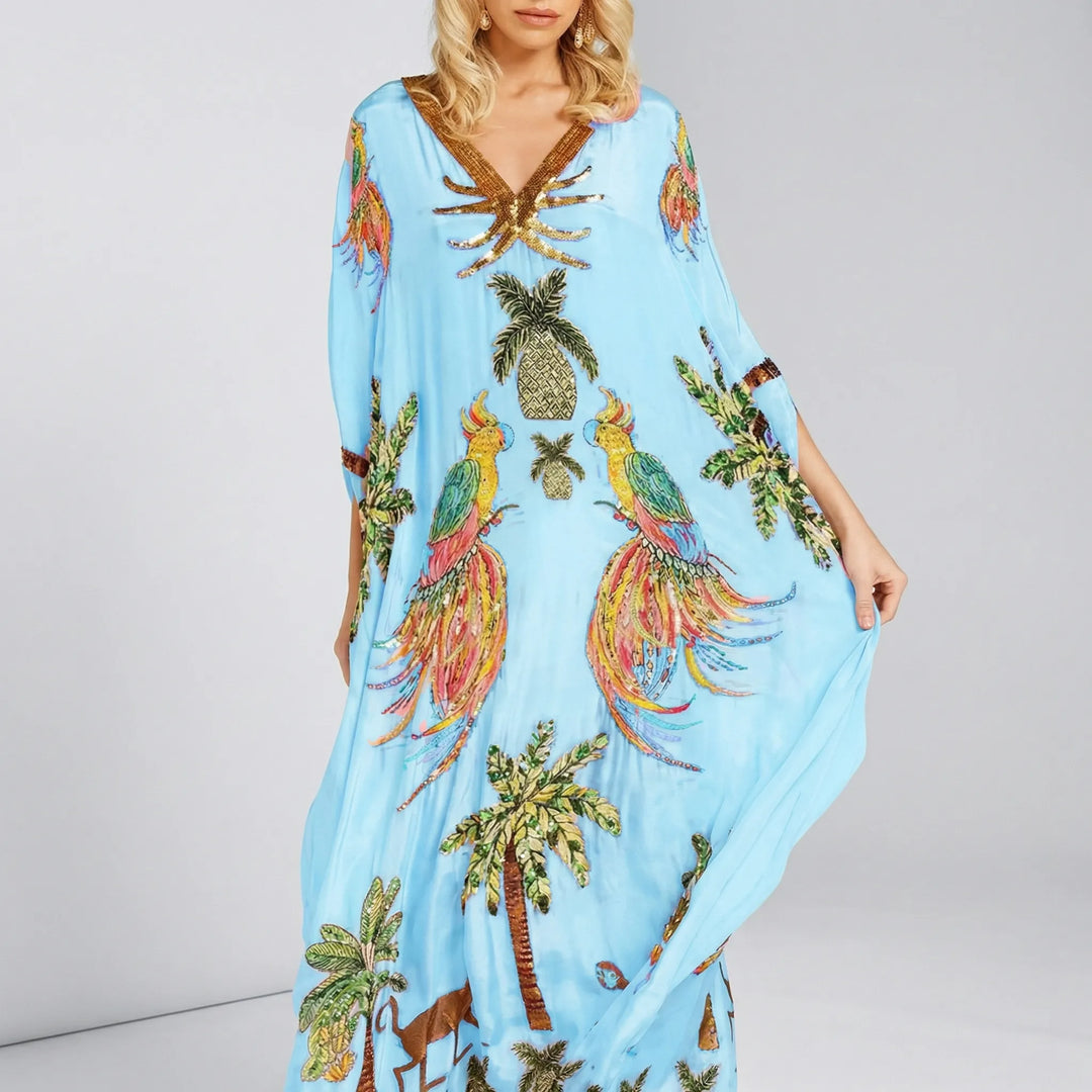 Elegant ankellång kaftan i lös passform för dam. Tropisk mönstrad sommarklänning, perfekt som semester- och strandplagg.