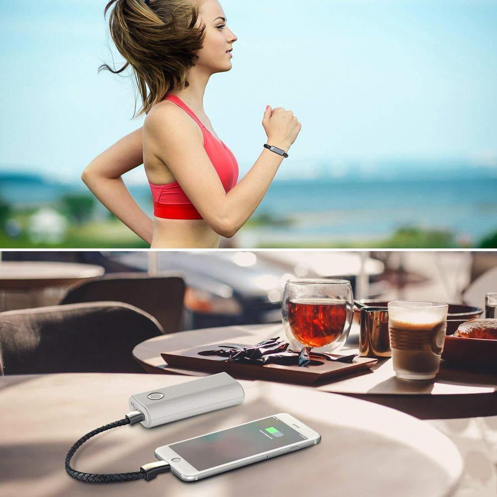 "Elegant armband i svart PU-läder med integrerad laddningskabel, perfekt för modern stil och funktionalitet."