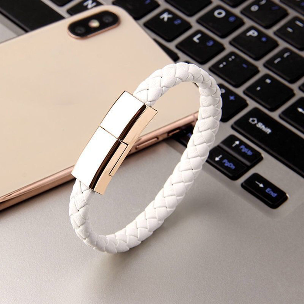 "Elegant armband i svart PU-läder med integrerad laddningskabel, perfekt för modern stil och funktionalitet."