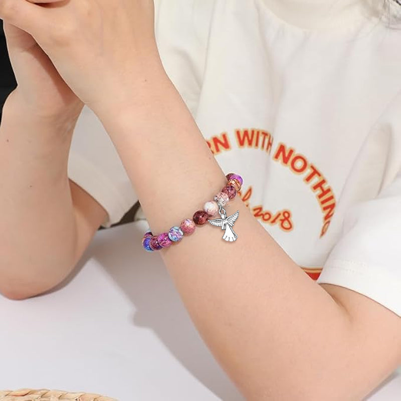"Elegant armband med naturliga helande kristaller och subtila änglavingar för kvinnor, perfekt som gåva."