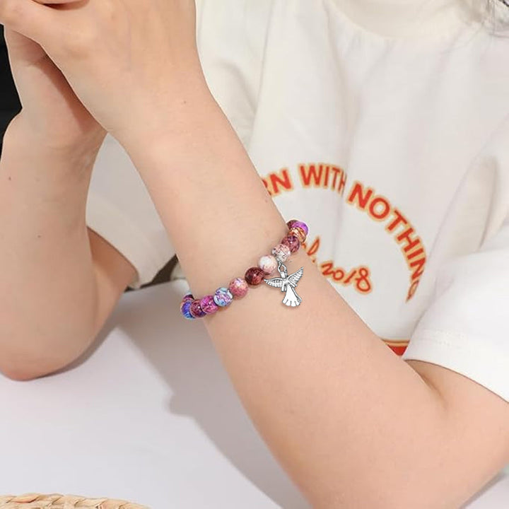 "Elegant armband med naturliga helande kristaller och subtila änglavingar för kvinnor, perfekt som gåva."