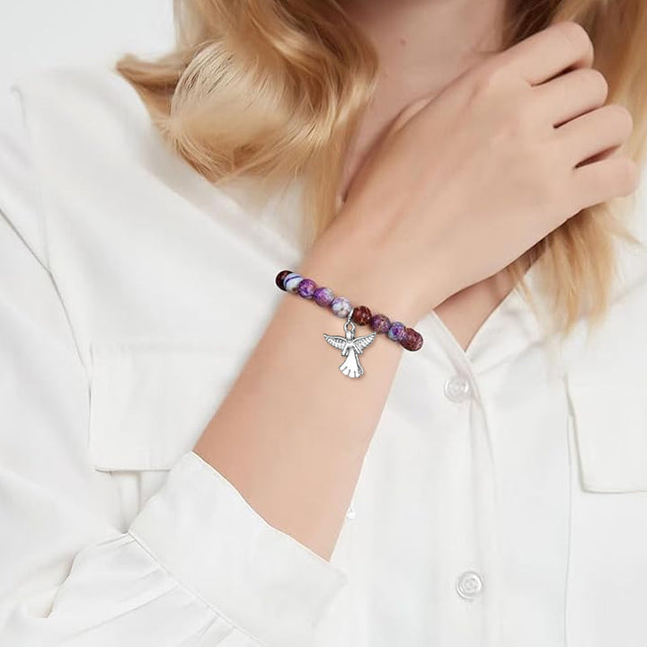 "Elegant armband med naturliga helande kristaller och subtila änglavingar för kvinnor, perfekt som gåva."