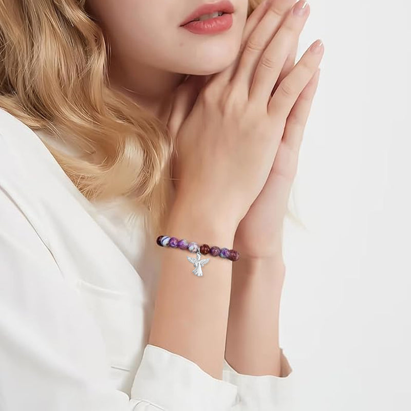 "Elegant armband med naturliga helande kristaller och subtila änglavingar för kvinnor, perfekt som gåva."
