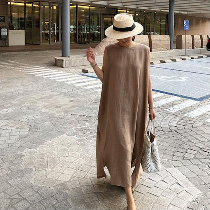 "Elegant ärmlös A-linjeklänning i bomull och linne med rund hals, lämplig för vår och sommar. Finns i svart, aprikos, mörkbru